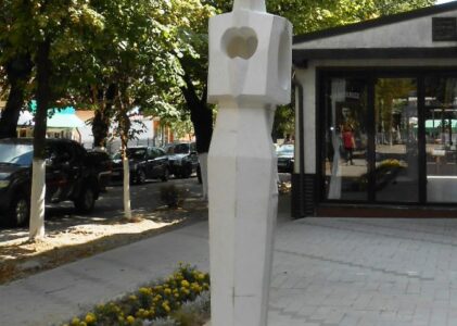 Urmuz, cu statuie și cafenea, fortăreață literară la Curtea de Argeș…